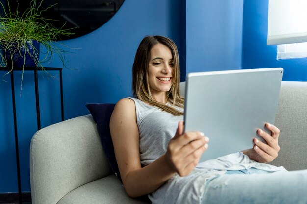 Jonge vrouw met een videoconferentie