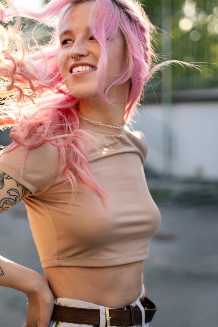 Gratis Foto jonge vrouw met geverfd haar in de zomer