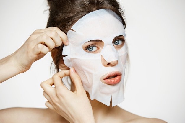 Jonge vrouw met gezichtsmasker. Beauty spa en cosmetologie.