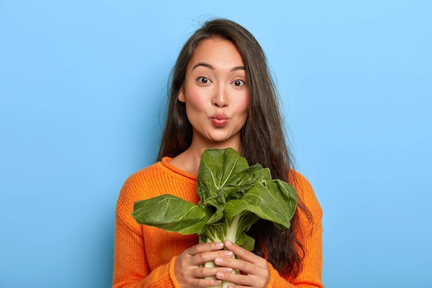 Jonge vrouw met groene bladeren