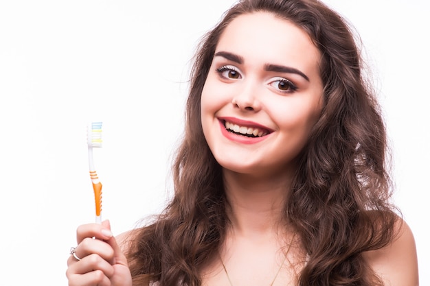 Jonge vrouw met grote tanden met tandenborstel, geïsoleerd op een witte achtergrond