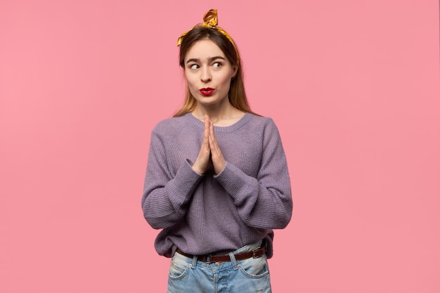 Jonge vrouw met hoofdband bidden
