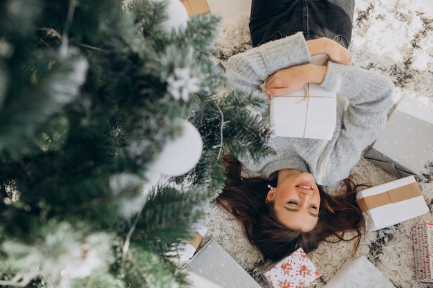 Jonge vrouw met kerstcadeautjes