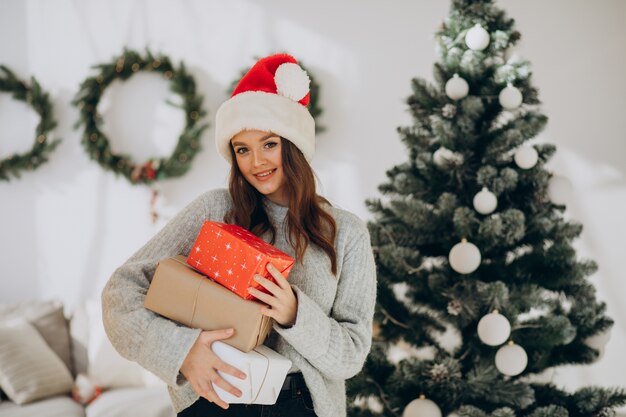 Jonge vrouw met kerstcadeautjes