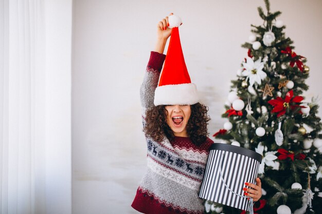 Jonge vrouw met Kerstmisgiften