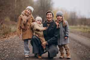 Gratis foto jonge vrouw met kinderen wandelen in herfst park