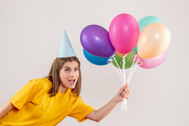 jonge vrouw met kleurrijke ballonnen op wit