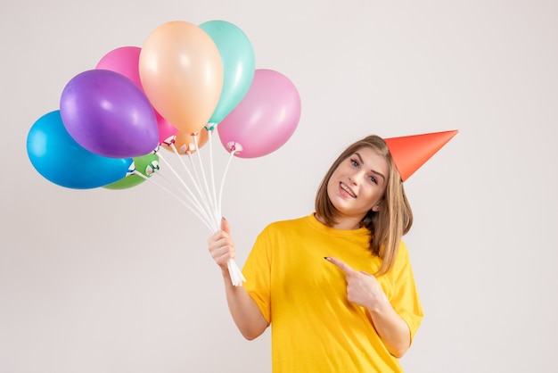 jonge vrouw met kleurrijke ballonnen op wit