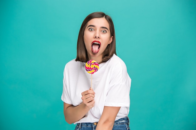 jonge vrouw met kleurrijke lollipop