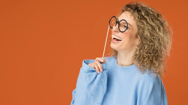 Jonge vrouw met krullend blond haar glimlachen