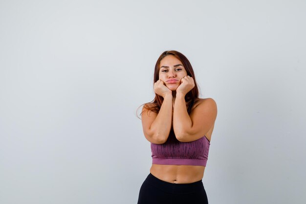 Jonge vrouw met lang haar die sportkleding draagt