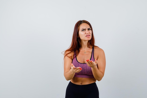 Jonge vrouw met lang haar die sportkleding draagt