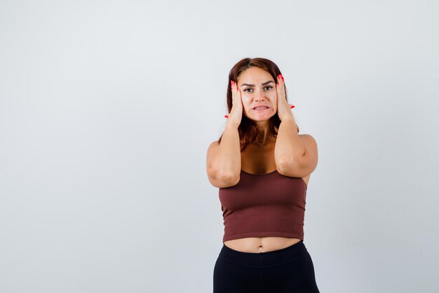 Jonge vrouw met lang haar die sportkleding draagt