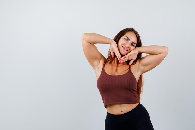 Jonge vrouw met lang haar die sportkleding draagt