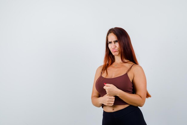 Jonge vrouw met lang haar die sportkleding draagt