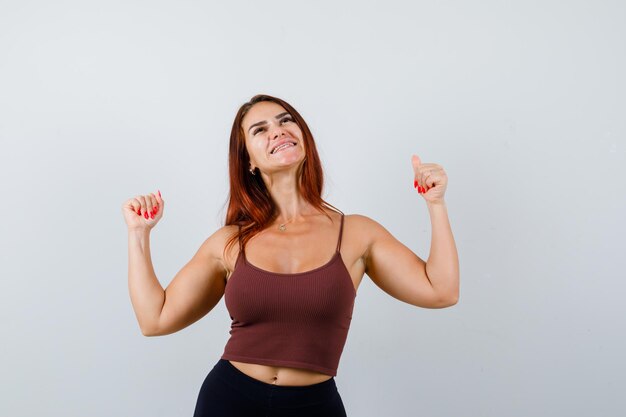 Jonge vrouw met lang haar in een bruine crop top