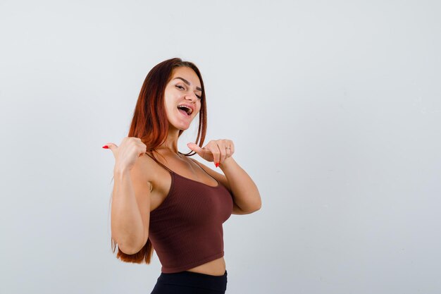 Jonge vrouw met lang haar in een bruine crop top