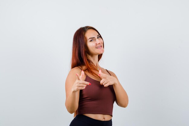 Jonge vrouw met lang haar in een bruine crop top