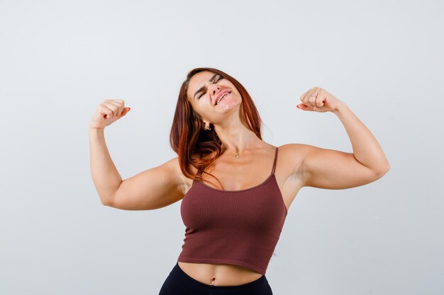 Jonge vrouw met lang haar in een bruine crop top