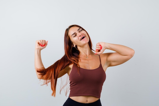 Jonge vrouw met lang haar in een bruine crop top