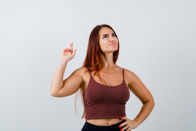 Jonge vrouw met lang haar in een bruine crop top