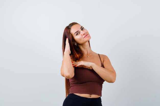 Jonge vrouw met lang haar in een bruine crop top