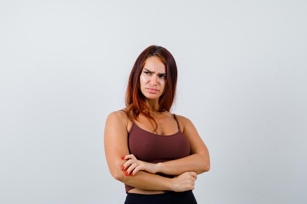 Jonge vrouw met lang haar in een bruine crop top