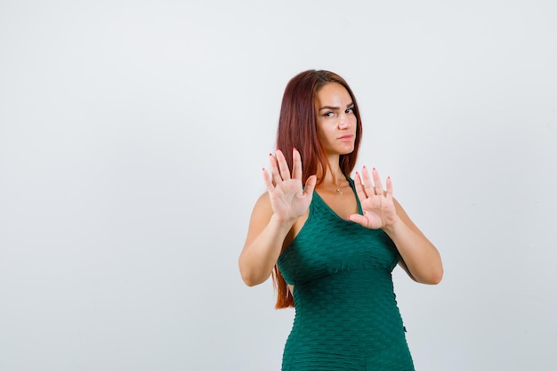 Jonge vrouw met lang haar in een groene bodycon