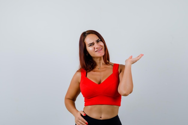 Jonge vrouw met lang haar in een oranje tanktop