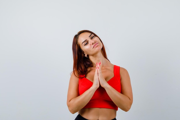 Jonge vrouw met lang haar in een oranje tanktop