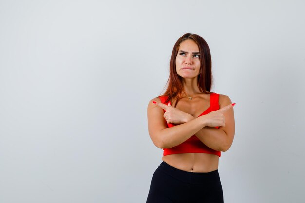 Jonge vrouw met lang haar in een oranje tanktop