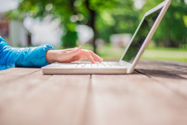 Jonge vrouw met laptop buiten kamer, gelukkig moment op vakantie, l