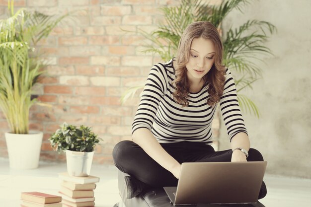 Jonge vrouw met laptop pc-computer