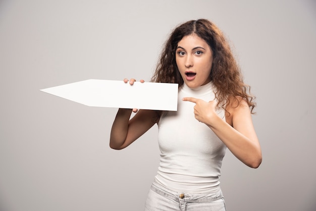 Jonge vrouw met lege lege witte toespraak poster. hoge kwaliteit foto