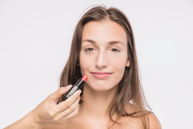 Jonge vrouw met lippenstift