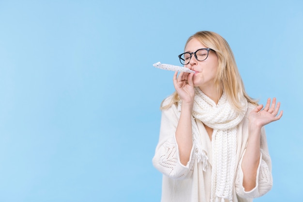 Jonge vrouw met partijventilator