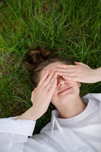 Jonge vrouw met rommelig knotkapsel