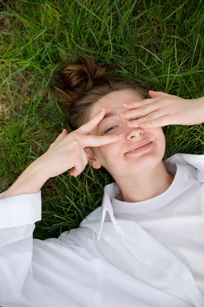 Gratis foto jonge vrouw met rommelig knotkapsel