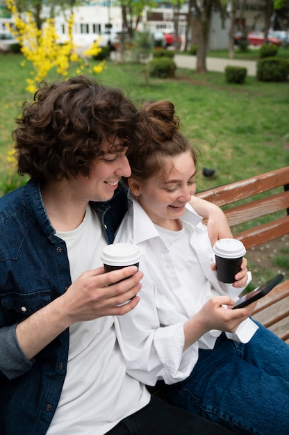 Gratis foto jonge vrouw met rommelig knotkapsel