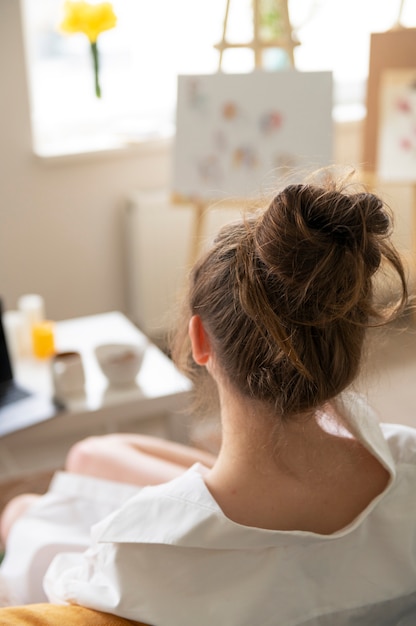 Jonge vrouw met rommelig knotkapsel