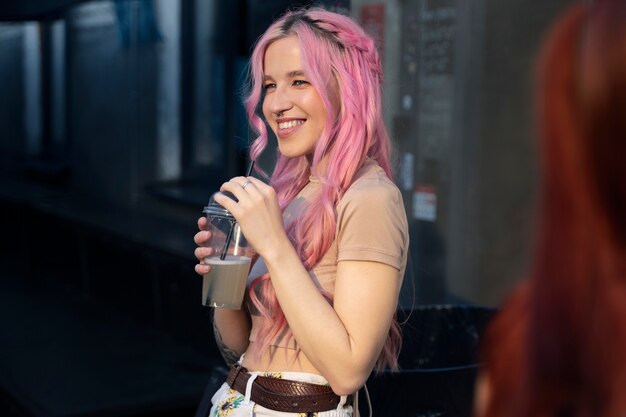 Jonge vrouw met roze haar die lacht
