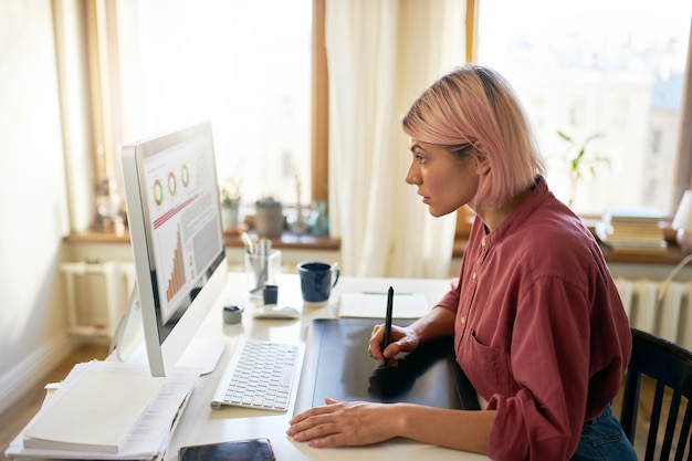 Jonge vrouw met roze haar poseren