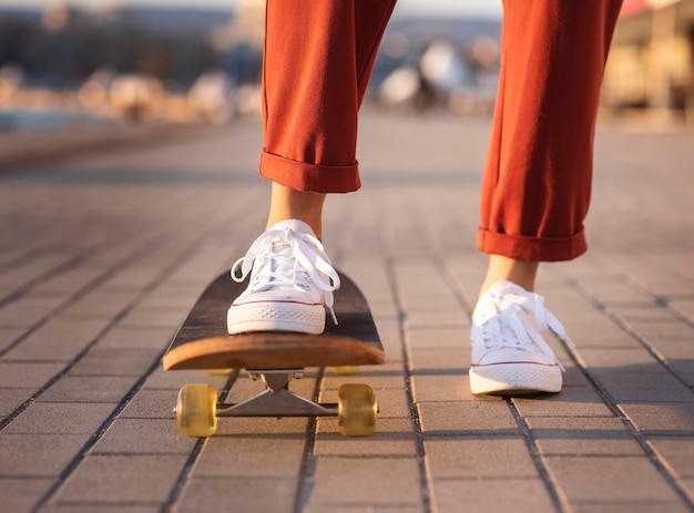 Jonge vrouw met skateboard close-up