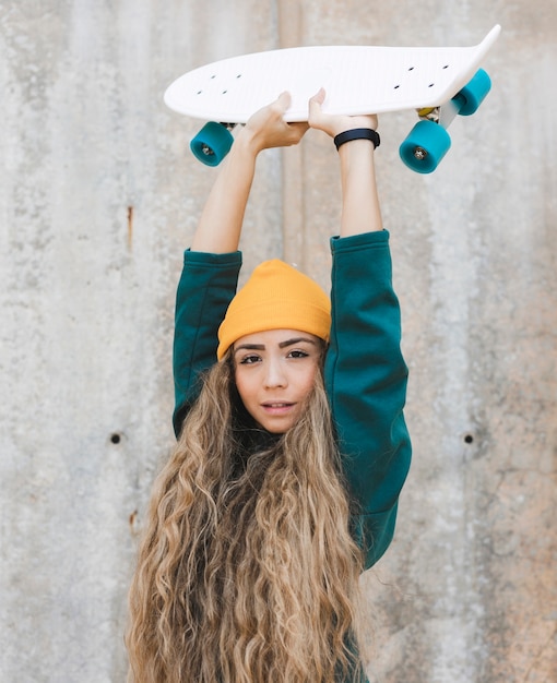 Jonge vrouw met skateboard