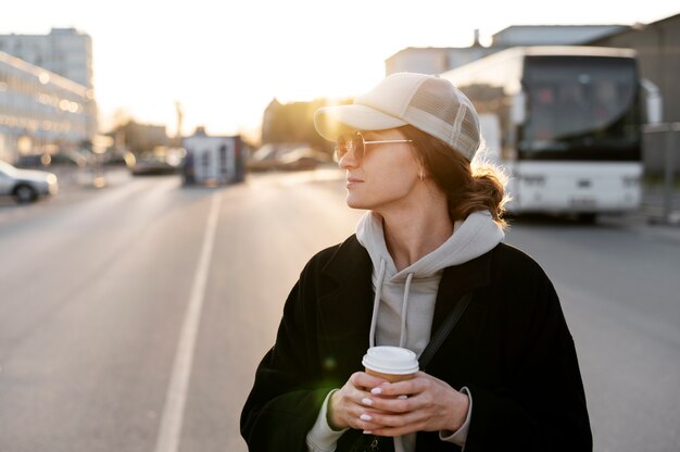 Gratis foto jonge vrouw met vrachtwagenchauffeurhoed