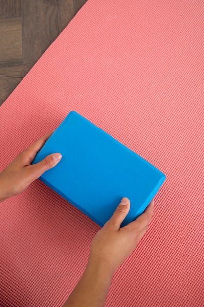 Jonge vrouw met yoga essentials