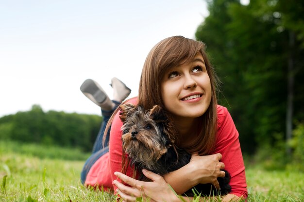 Jonge vrouw met Yorkshire terrier