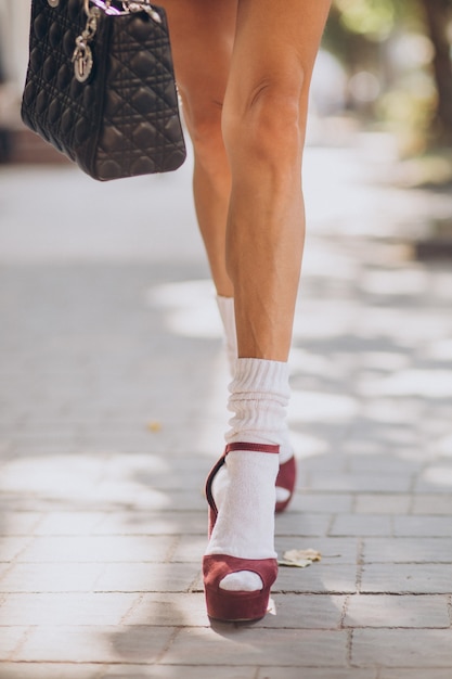 Jonge vrouw met zak buiten de straat