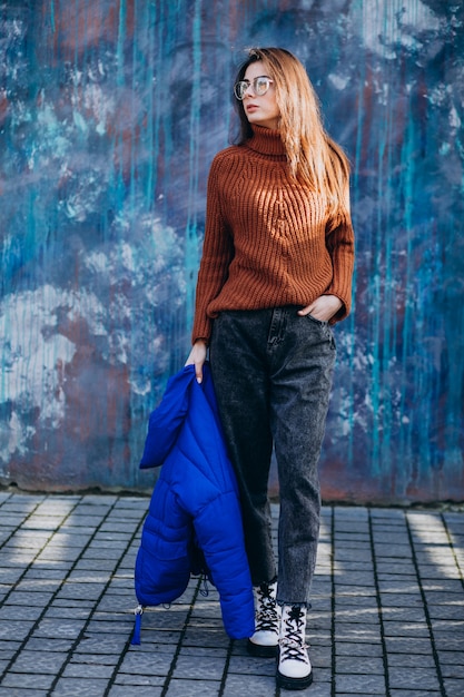 Jonge vrouw model in blauwe winter jas