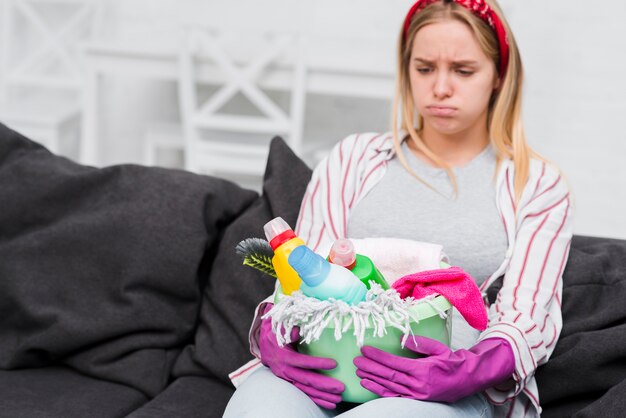 Jonge vrouw moe van het schoonmaken